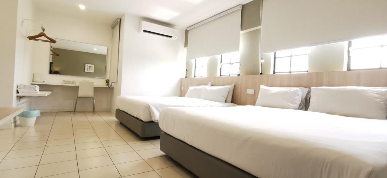 Country Inn Kulai Exterior photo